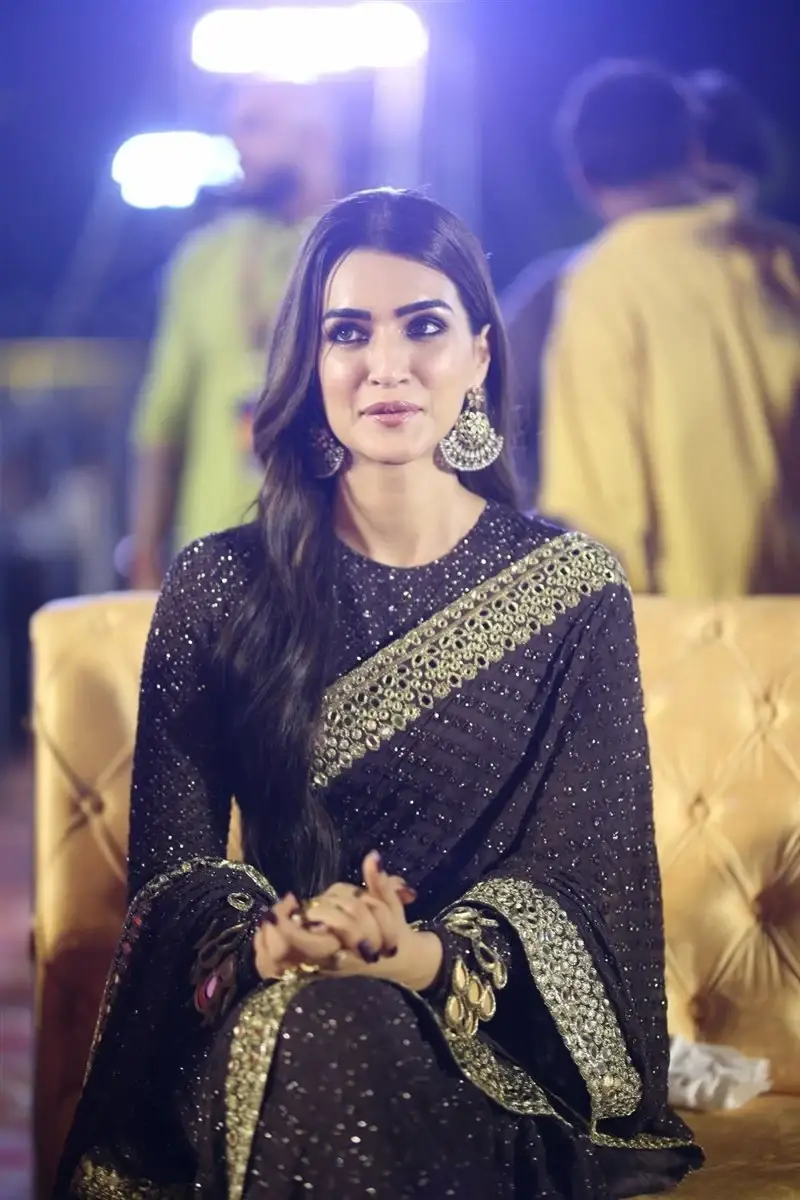 ACTRESS KRITI SANON IN BLACK SAREE AT ADIPURUSH MOVIE PRE RELEASE EVENT 16